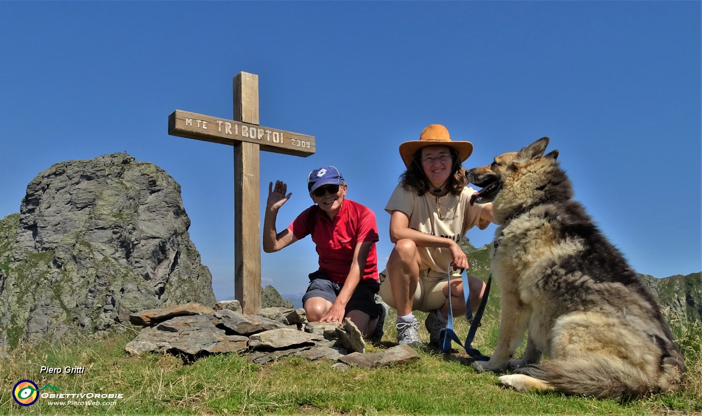 46 Alla croce di vetta del Tribortoi (2309 m) con vista in Valletto a sx.JPG